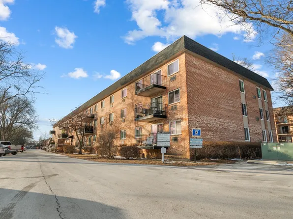 1001 N Mill St APT 302, Naperville, IL 60563