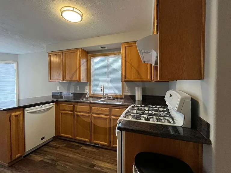 2465 Connemara Ct SE — Photo 2