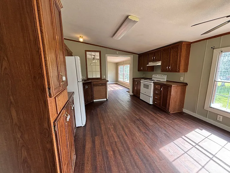 90 Morgan Ln — Photo 4