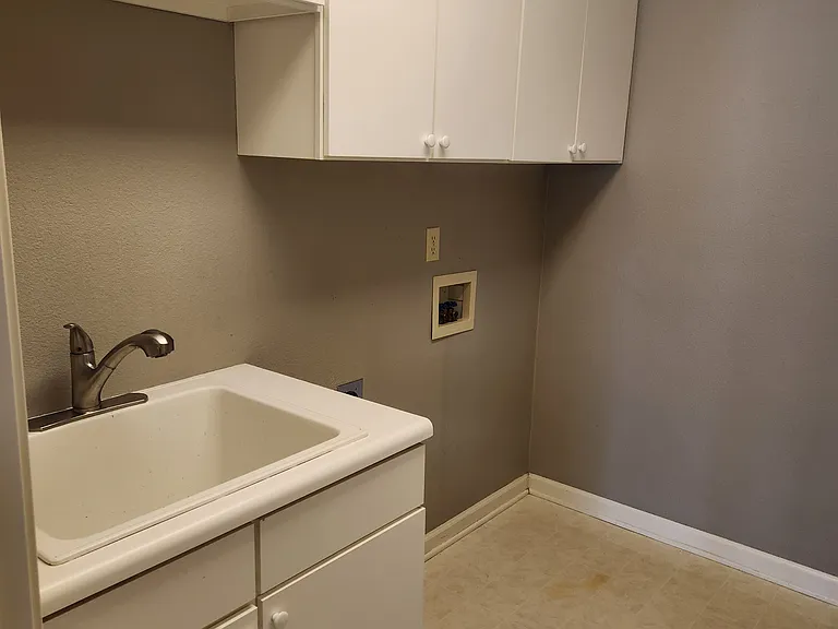 4742 Village Green Pkwy — Photo 40