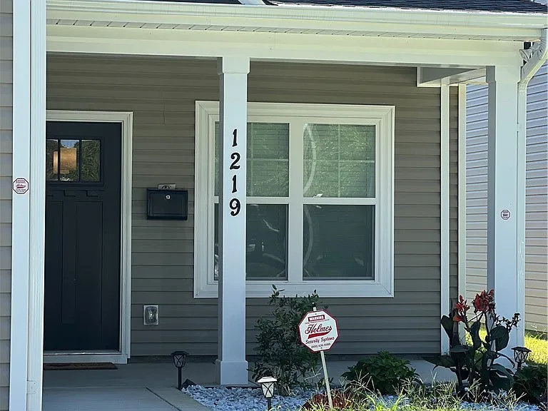 1219 Morgan St — Photo 2