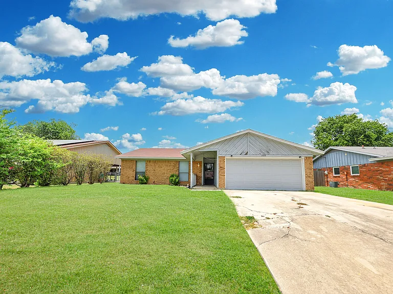 1709 Moonlight Dr — Photo 1
