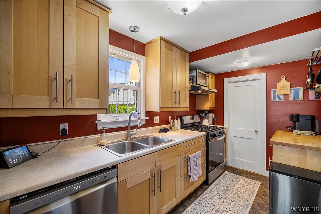 3 bed, 1.5 bath, 1140 sqft, $2,500 — Photo 3