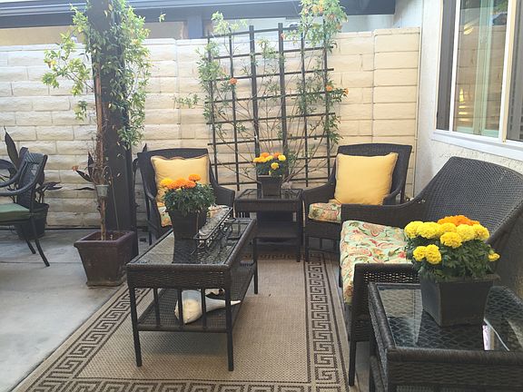 room to lounge & entertain