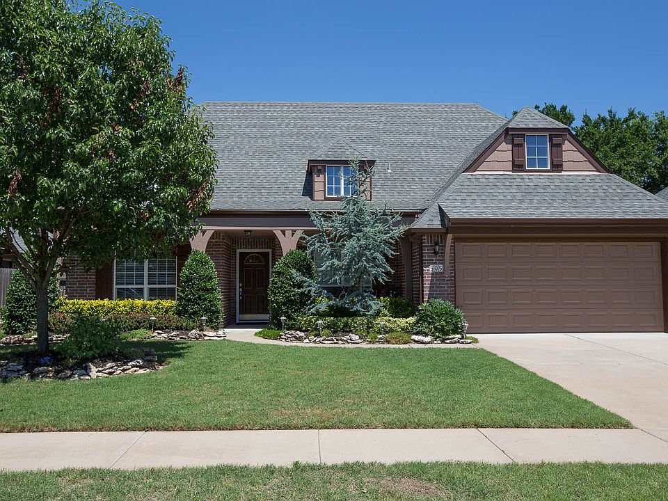 Spacious full brick home with large flexible floor plan and expansion area in South Lakes Villas addition with neighborhood Park and splash pad. 