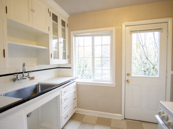 2010 SE Sherman St APT 3, Portland, OR 97214