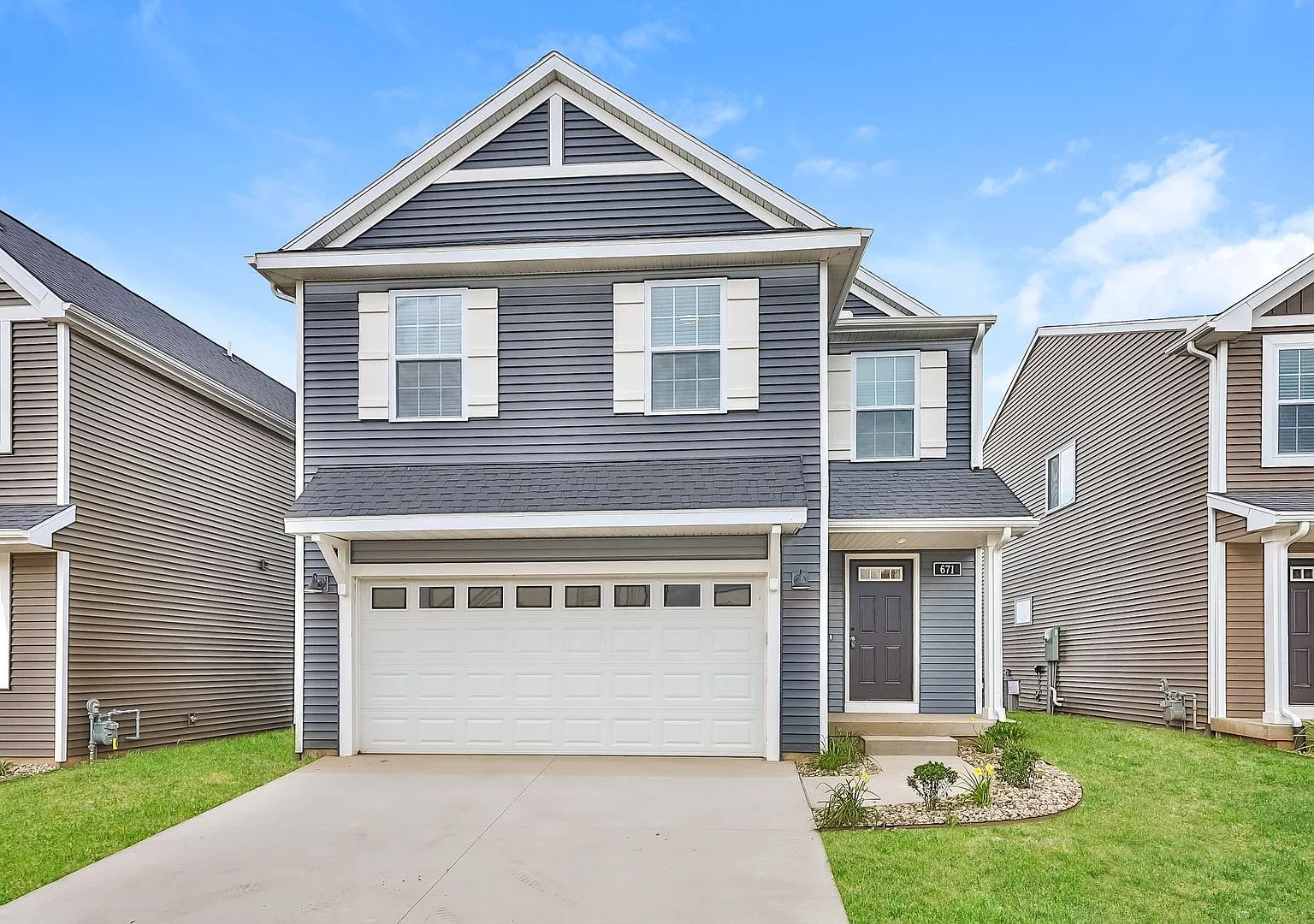 1 Month FREE Rent! Applied to Your First Full Month. Terms & Conditions Apply. — Photo 1