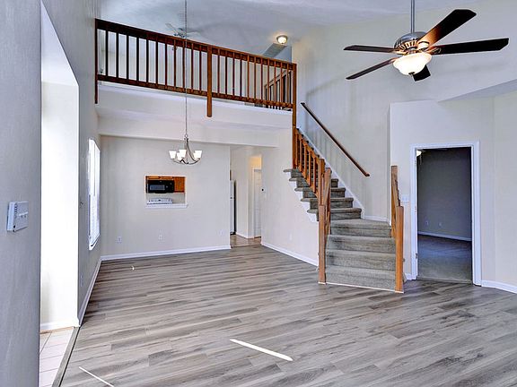 5th image of 301 Hamlet Ct