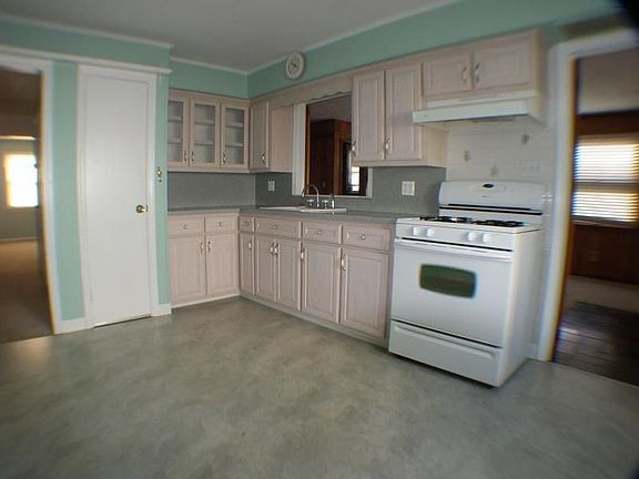 Newer eat in kitchen w/ pantry