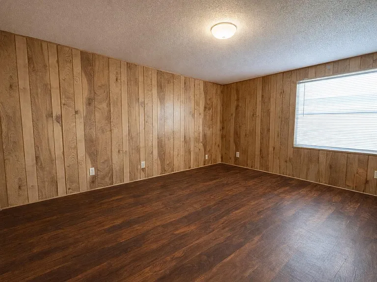 1037 Pecan Valley Dr — Photo 8