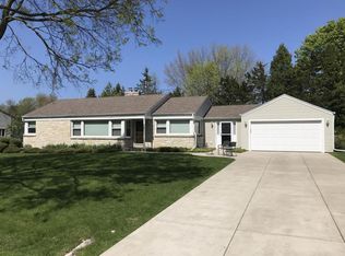 7122 N Longacre Rd, Fox Pt, WI 53217