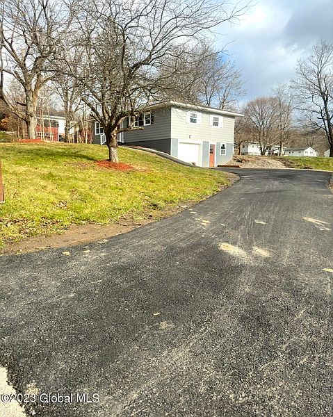 3rd image of 10 Burke Drive