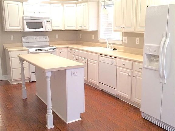 5th image of 302 Wyndhurst Dr