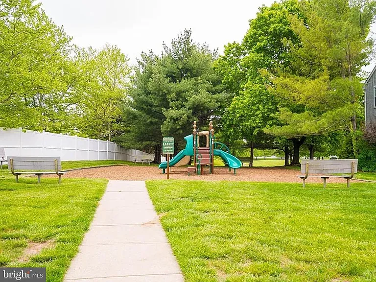 704 Dahlia Cir — Photo 27