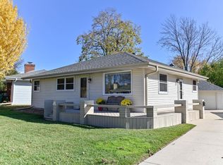 W174N8690 Schneider Dr, Menomonee Falls, WI 53051