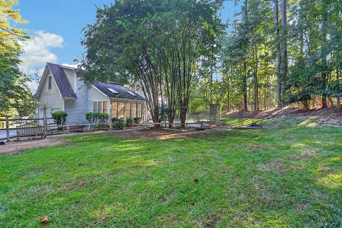 4 bed, 2.5 bath, 1800 sqft, $2,500 — Photo 4