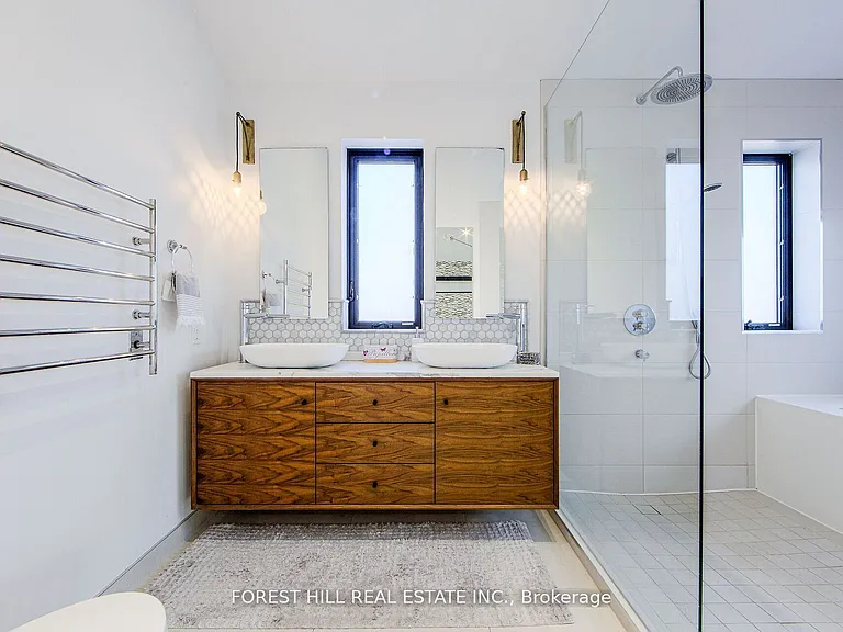 257 Manor Rd E — Photo 24