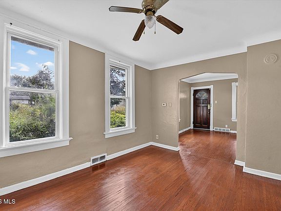 5th image of 257 Wasaon St