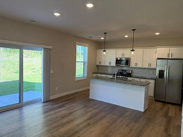 4 bed, 2.5 bath, 2136 sqft, $3,902 — Photo 2