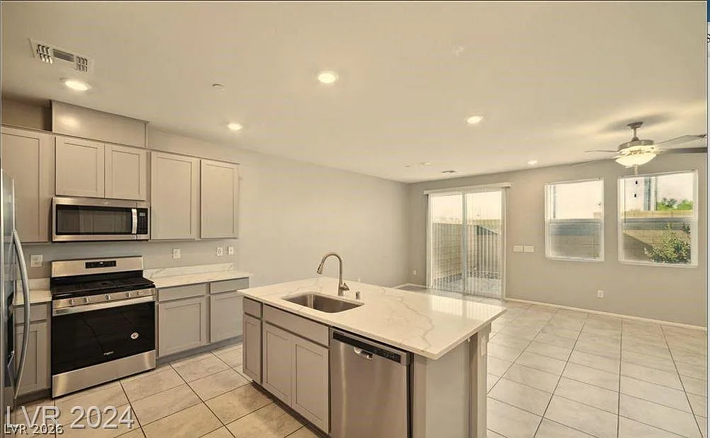 3 bed, 2.5 bath, 1722 sqft, $1,995 — Photo 4