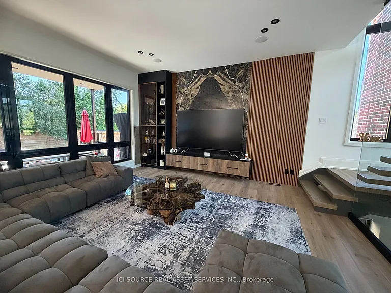 211 Kennedy St W — Photo 10