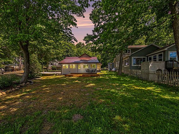 4th image of 3562 Woods Dr NE