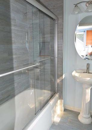 4th image of 445 Ryeside Ave