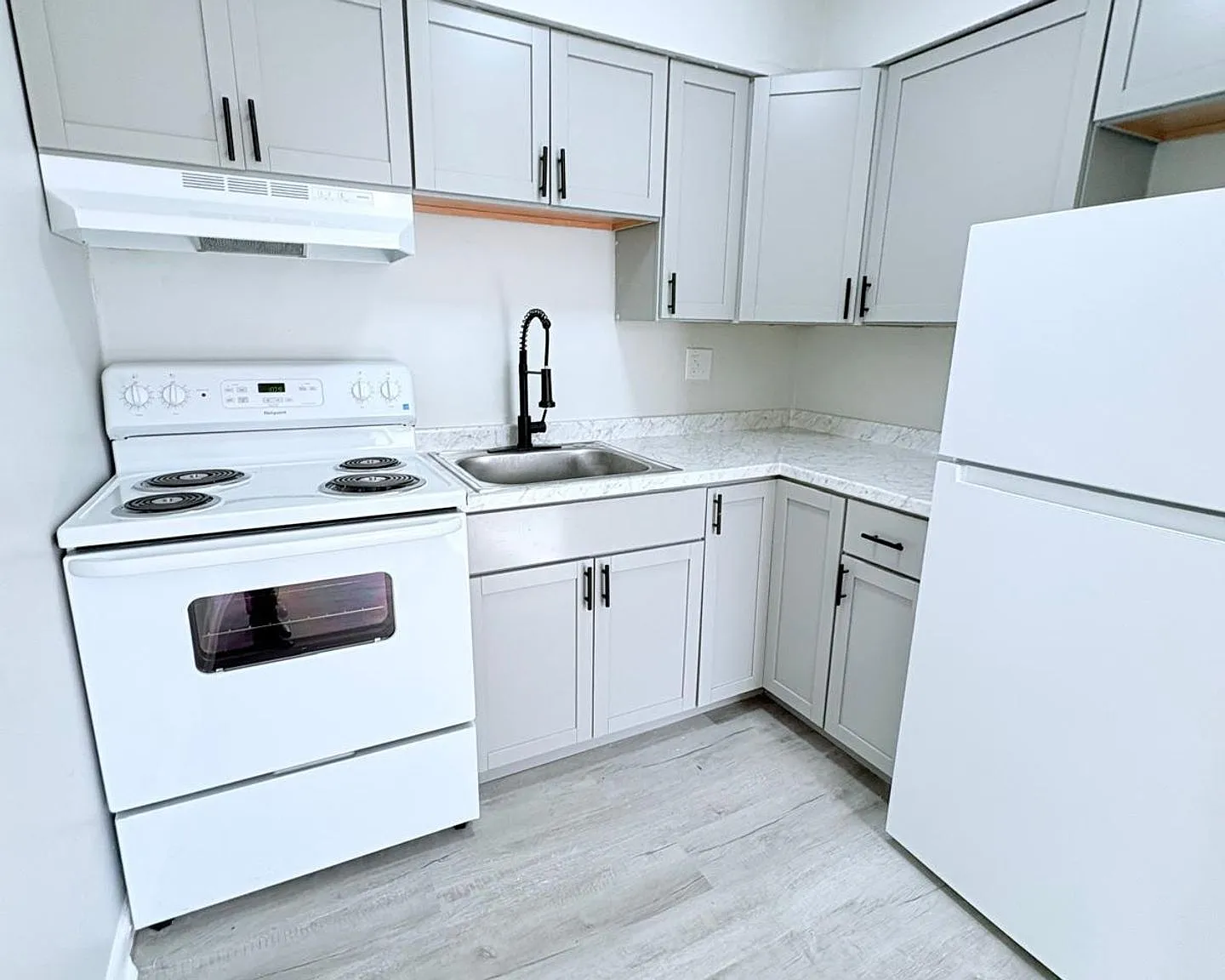 Chateau Royale Apartments — Photo 3