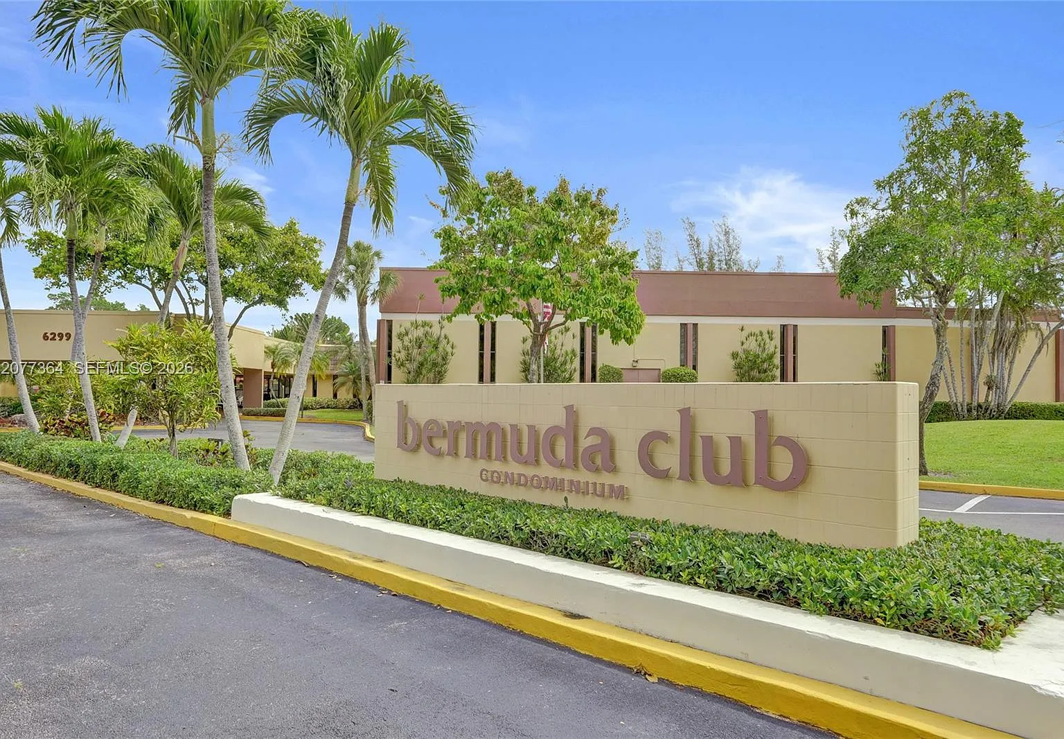 Bermuda Club Six Condo — Photo 2