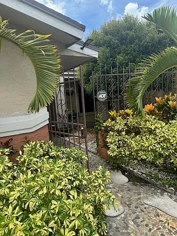 1 bed, 1.0 bath, 1617 sqft, $1,300 — Photo 2
