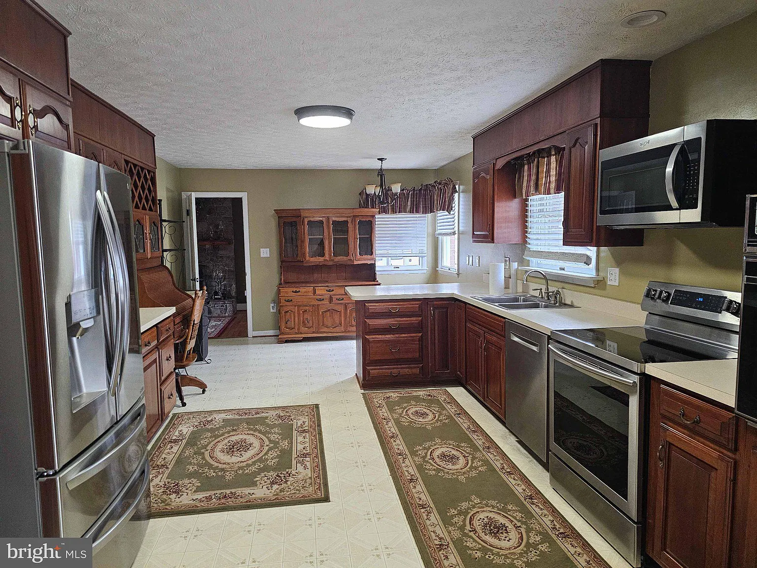 4 bed, 2.5 bath, 3196 sqft, $2,495 — Photo 3