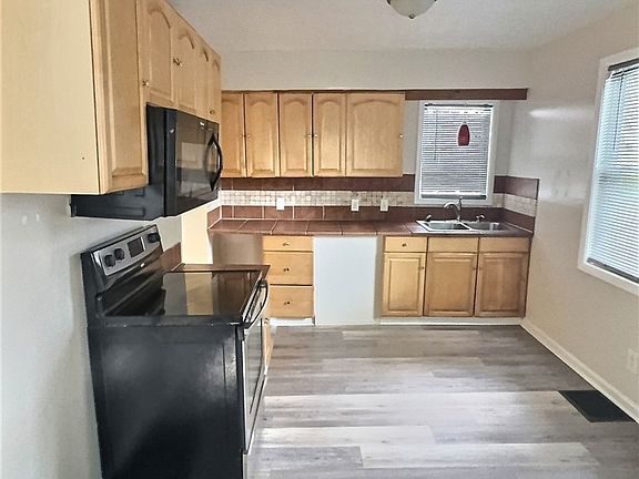 5th image of 135 Fannie St