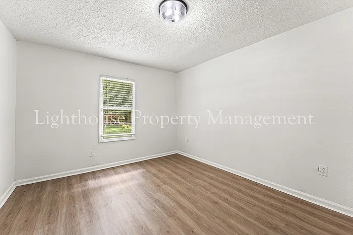 1021 Woodstock Ave — Photo 16