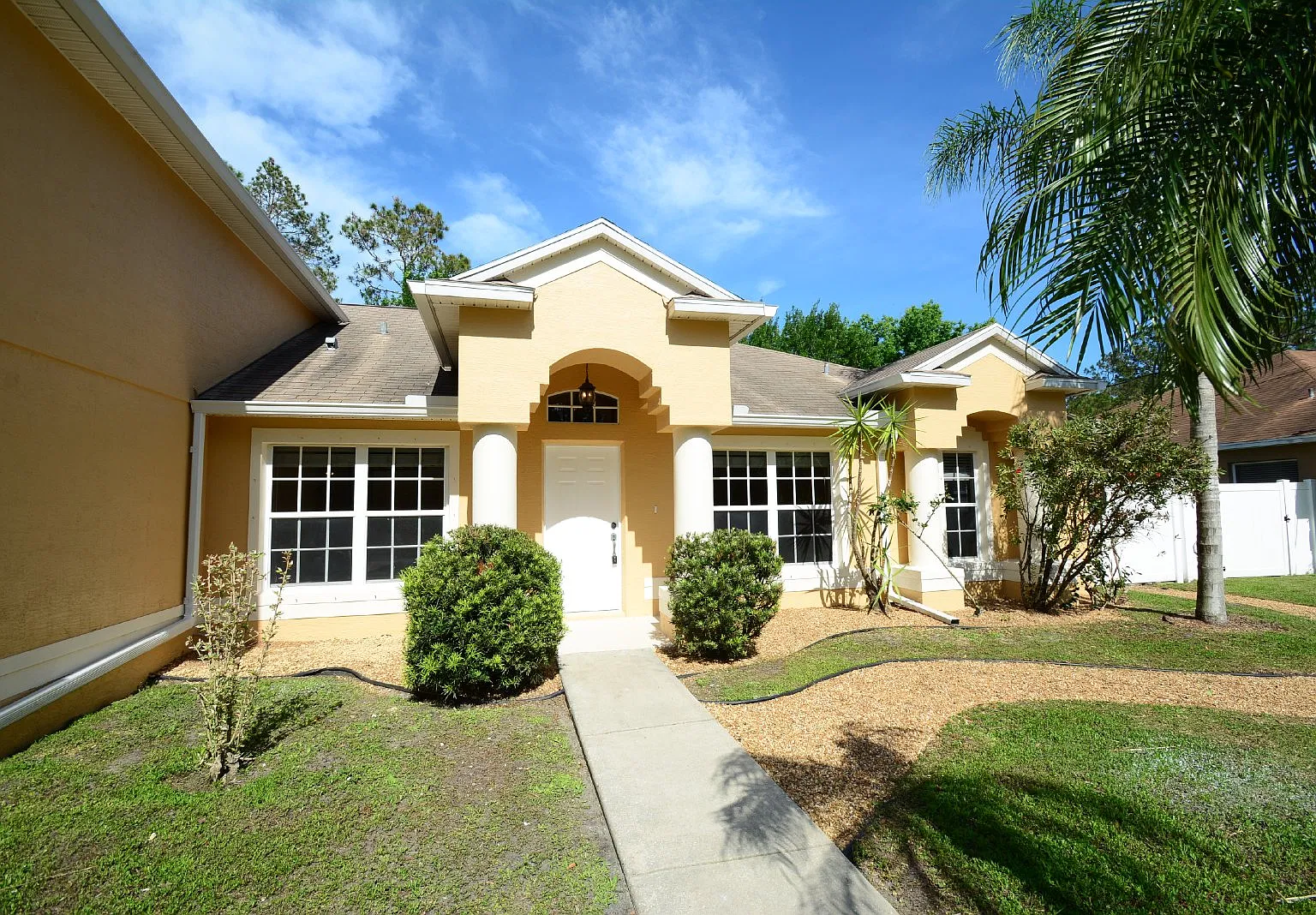 5 bed, 3.0 bath, 2732 sqft, $3,000 — Photo 2
