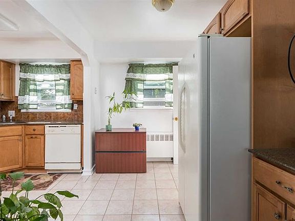 5th image of 526 Woodbine St
