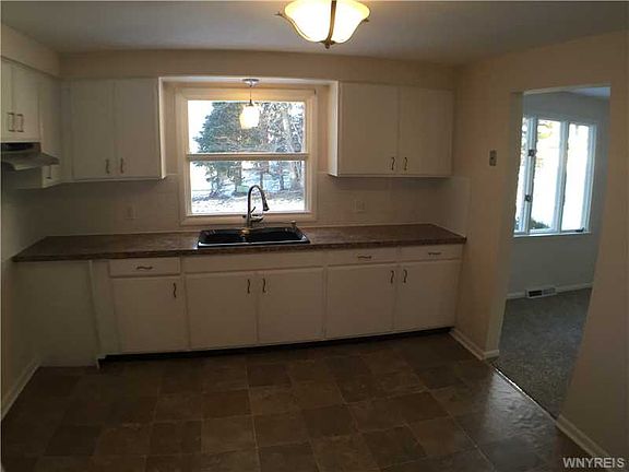 3rd image of 136 Laurelton Dr