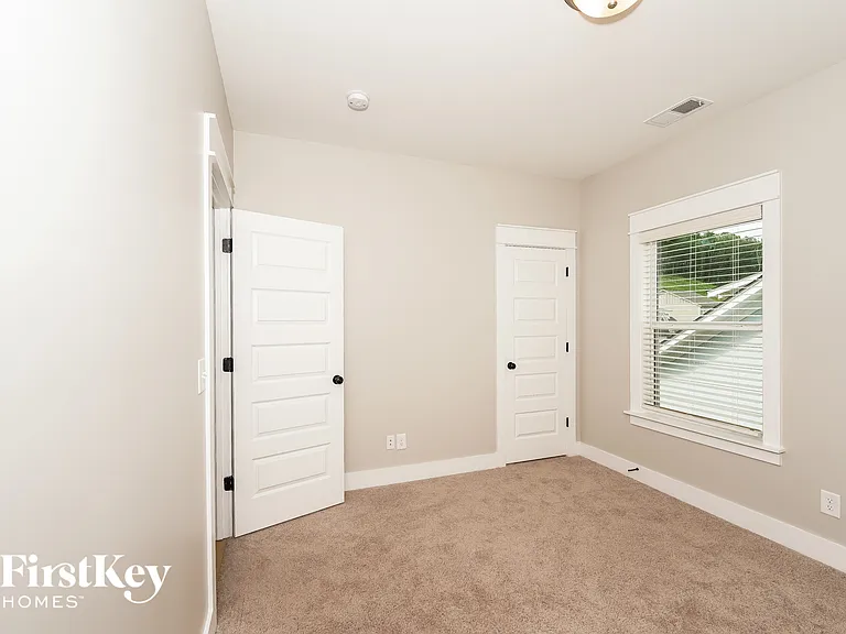 1320 Shades Ter — Photo 12