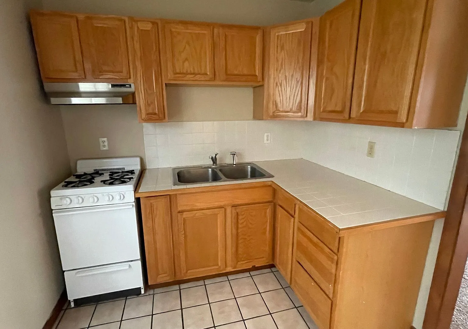 unique 1 bedroom, 1 bathroom "tree top" apartment — Photo 3