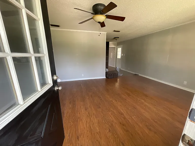 605 W Hanna St — Photo 3