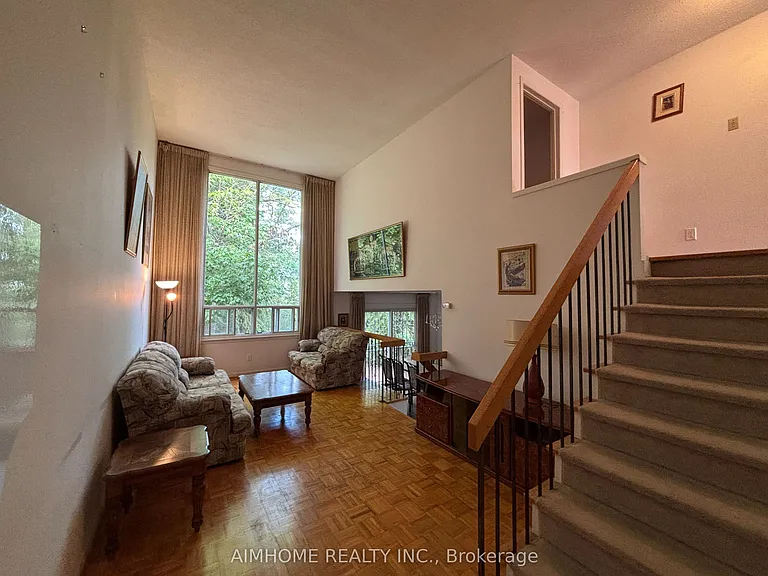 29 Snowshoe Cres — Photo 3