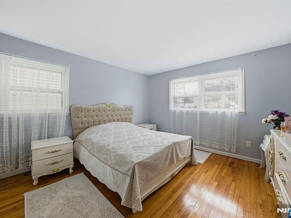 4th image of 122 Cedar St