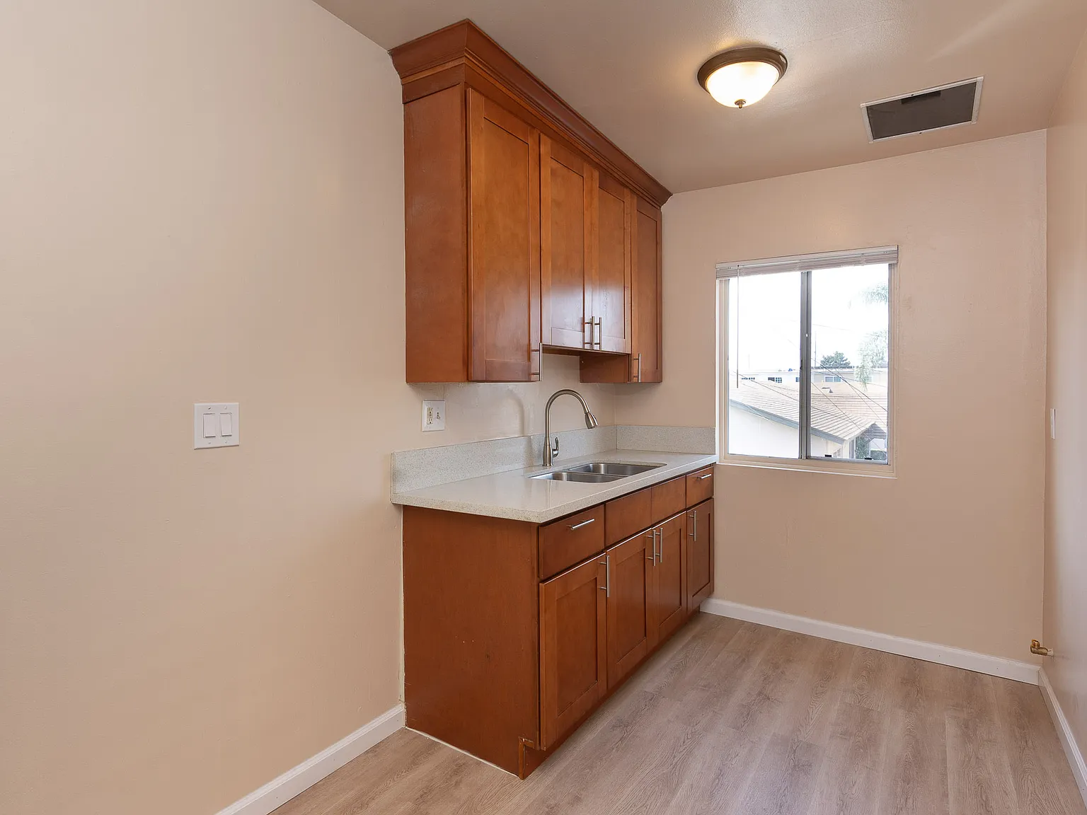 Capri Apartments — Photo 4