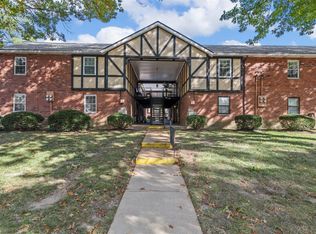 1064 Woodgate Dr, Saint Louis, MO 63122
