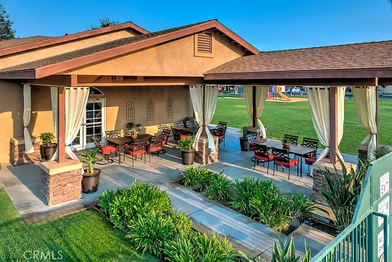 2 bed, 1.5 bath, 1008 sqft, $1,700 — Photo 3