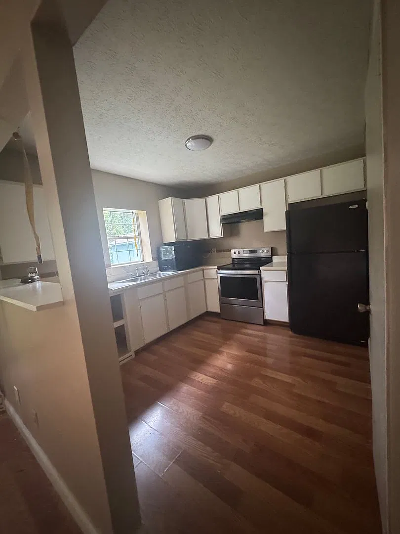 Oak Ridge 37830 - 2 bedroom, 1 bath apartment - Contact Lisa Vineyard — Photo 1
