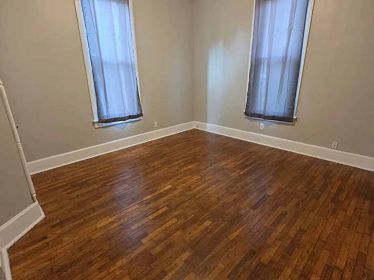 900 E Walnut St — Photo 6