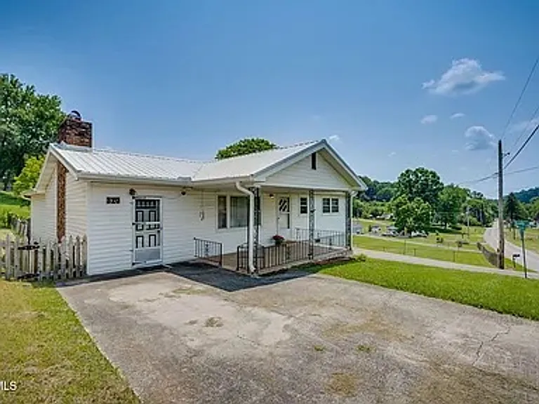 320 Independence Dr — Photo 2