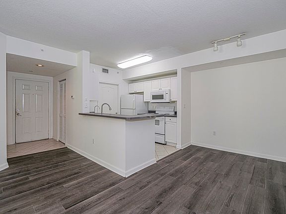 4th image of 5090 Fairways Cir APT 206