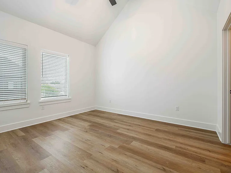 200 Live Oak St E — Photo 12