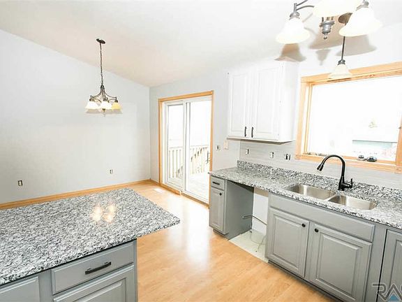 3rd image of 908 E Maywood St